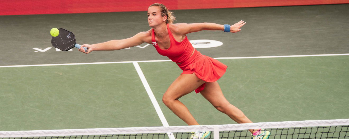 Kate Fahey returning a ball.