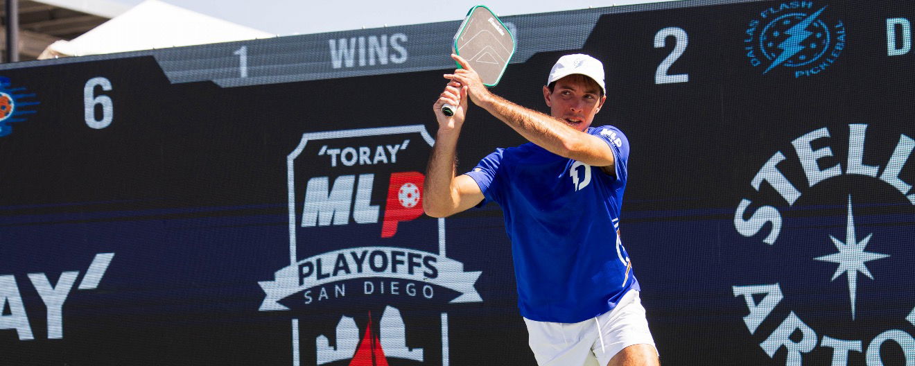 JW Johnson of the Dallas Flash returning a ball.