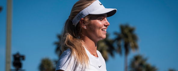 Anna Leigh Waters wearing a white Nike visor.
