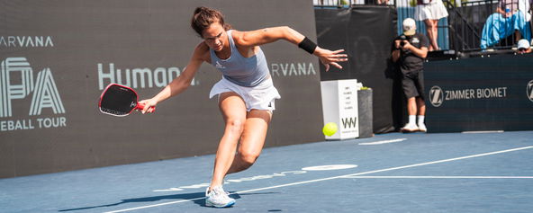 Lea Jansen hitting a pickleball forehand.