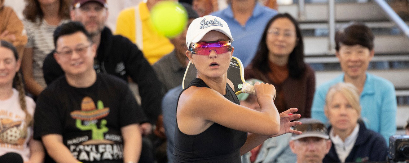 Anna Bright watching her return sail over the net during a PPA Tour match.