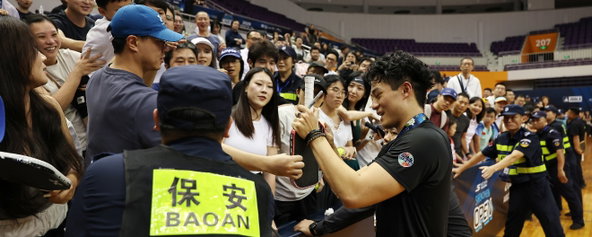 Len Yang signing autographs for fans at the Skechers Shenzhen Open.