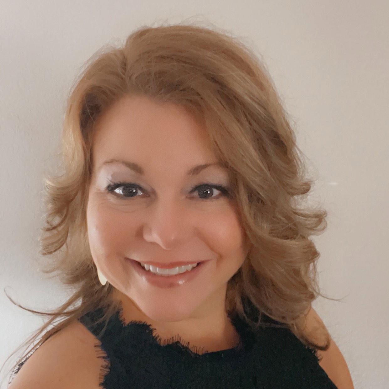 Suzanne  Hamil 