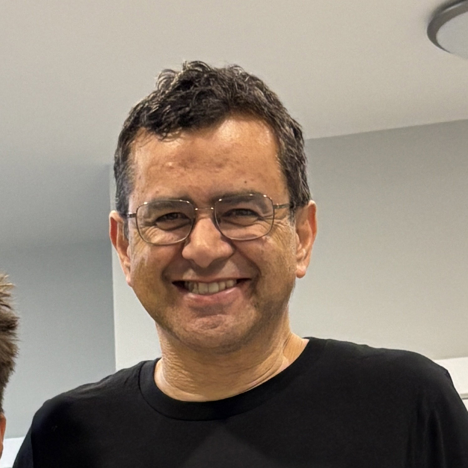 Emad  Hilo 